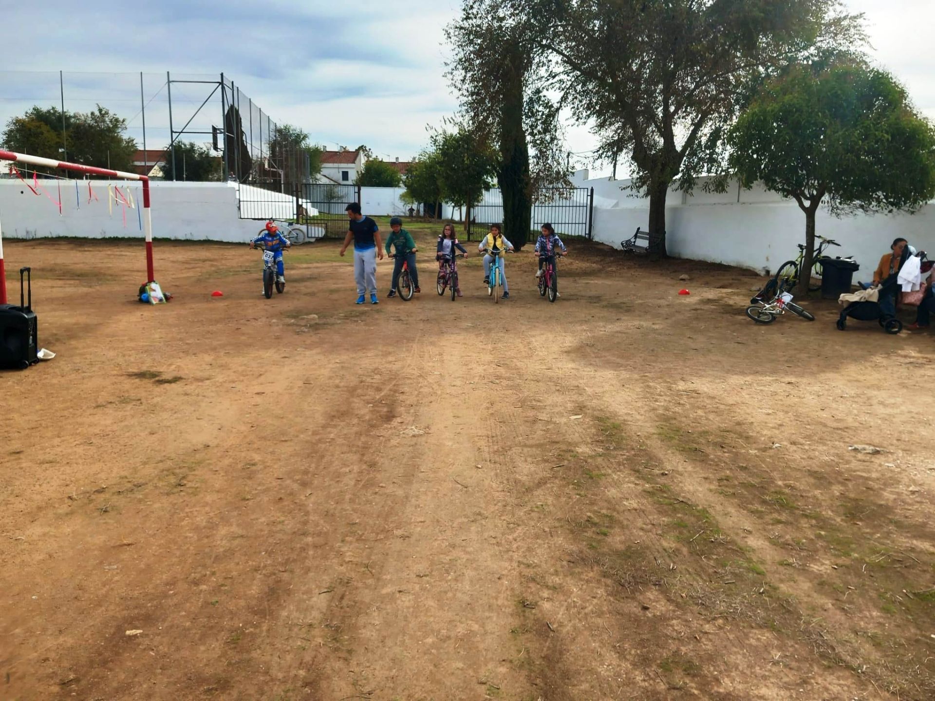 Las familias participaron en la II Marcha 'Sobre Ruedas' del AMPA Sagrado Corazón