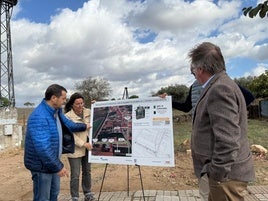 Víctor del Moral (a la derecha) en su visita a las obras.