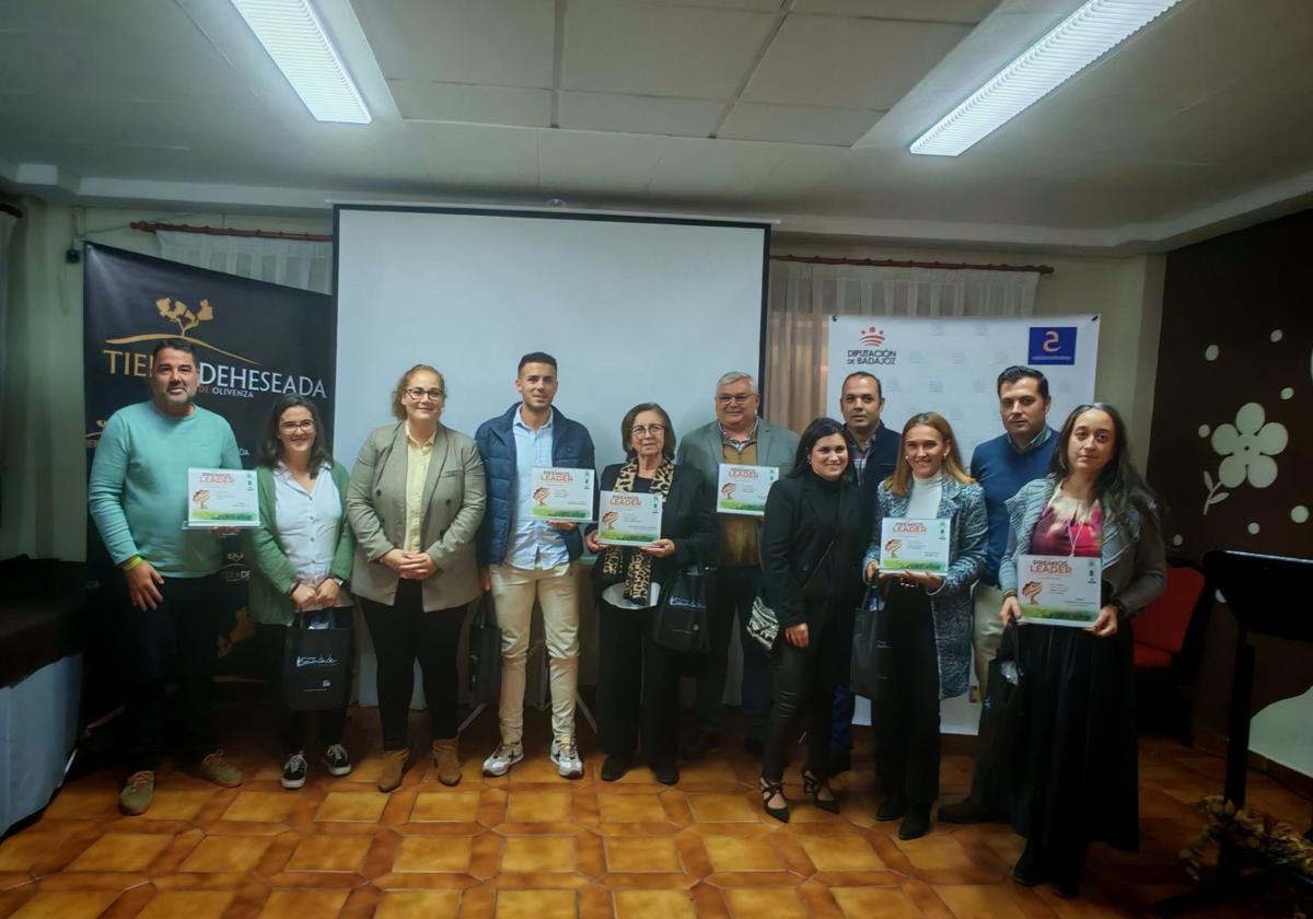 Los premiados juntoa a la presidenta de Aderco.