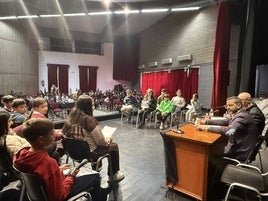 Los escolares hiceron sus preguntas al regidor.