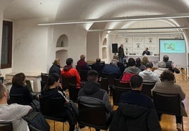 Los vecinos asistieron a la reunión en la Universidad Popular.