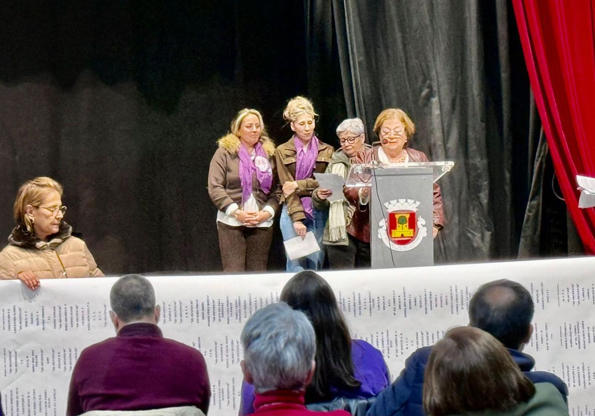 Mujeres de diferentes entidades participaron en el acto público, entre otros.