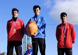 Pacheco se subió al podium con su victoria.