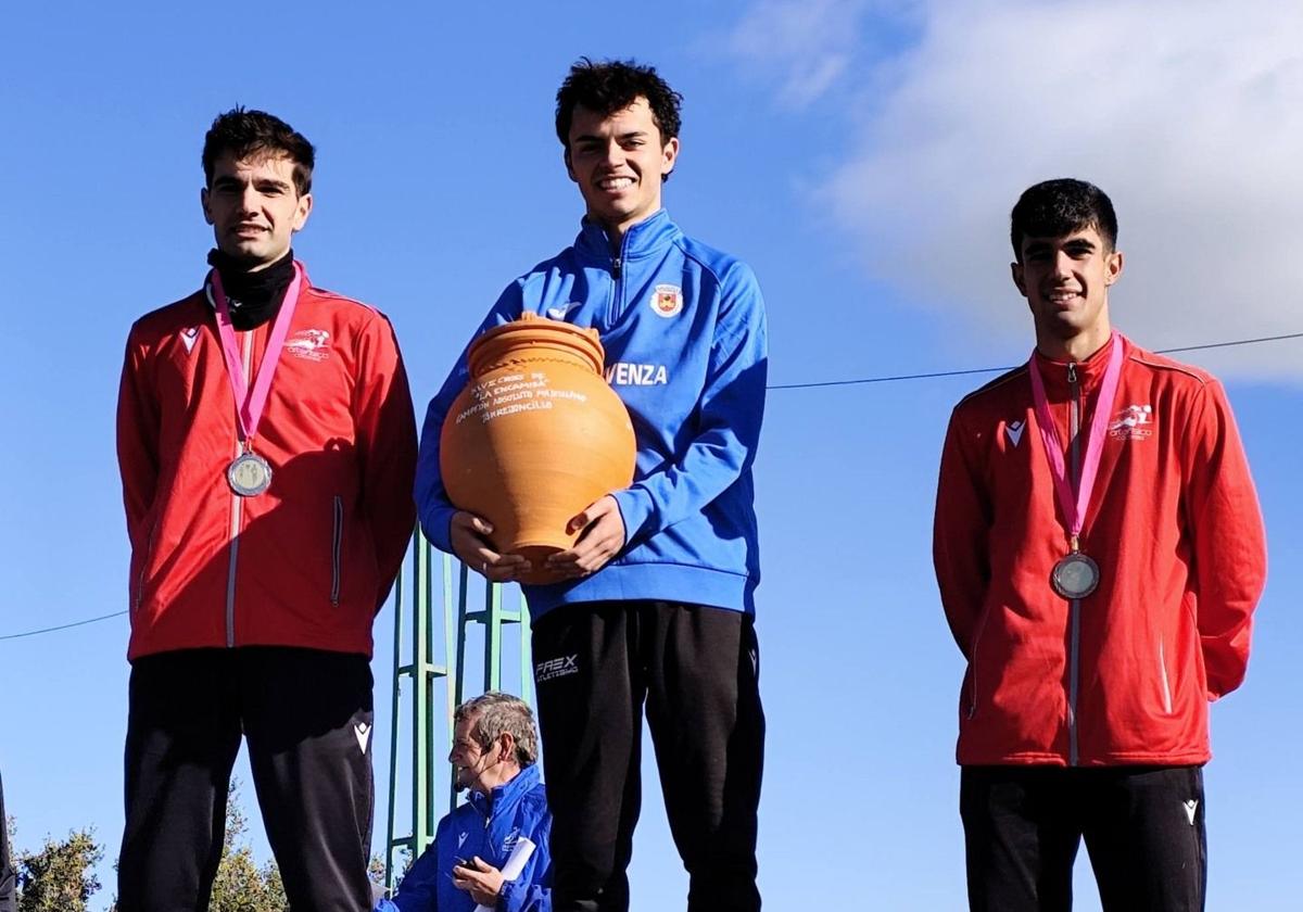 Pacheco se subió al podium con su victoria.
