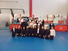 Montes posó con el grupo escolar.