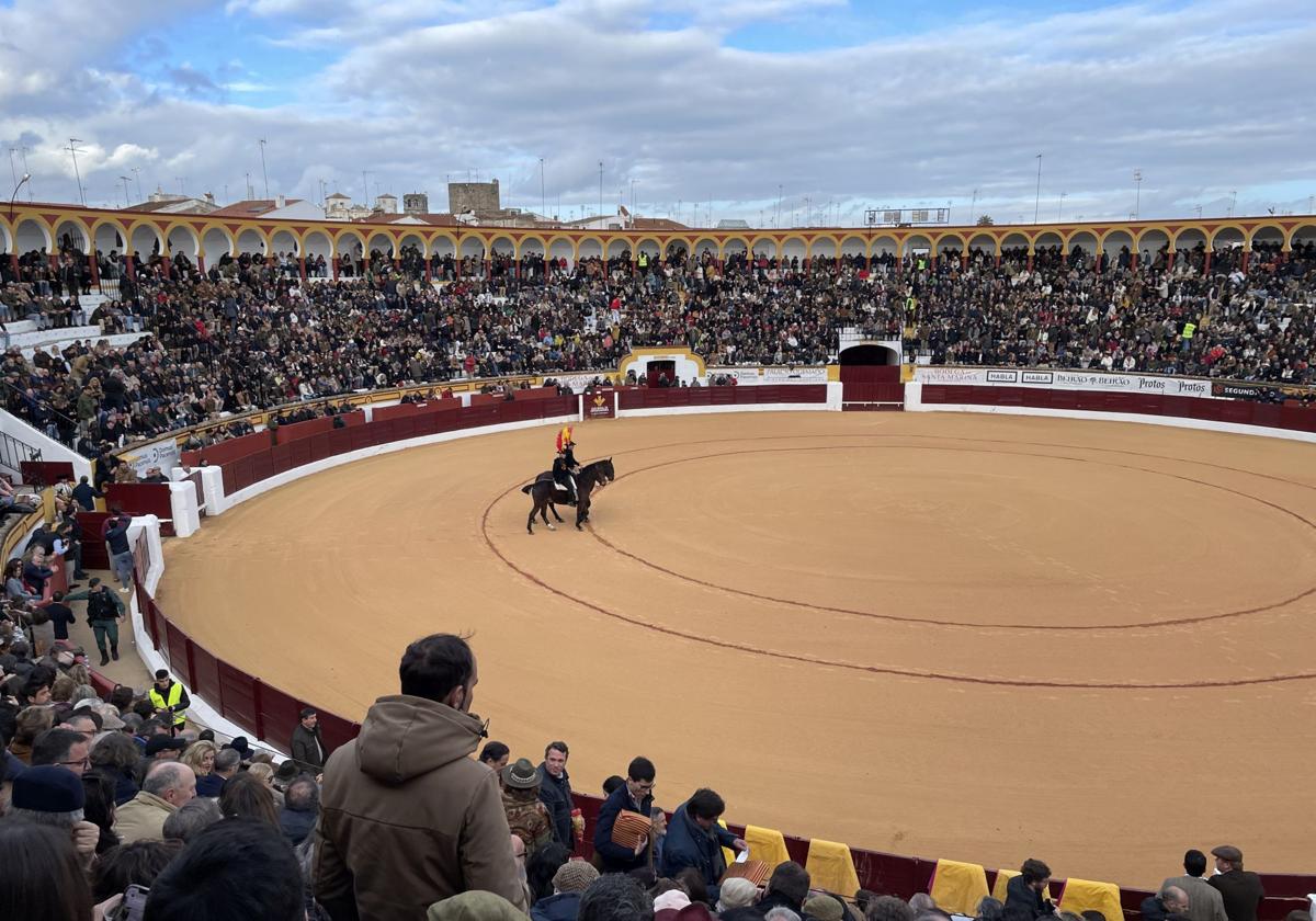 El coso oliventino en una jornada de feria.
