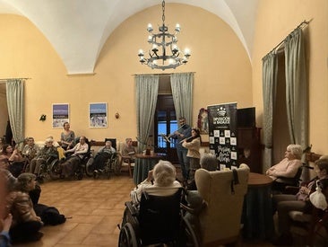 La Escuela Municipal de Música lleva la Navidad a los mayores