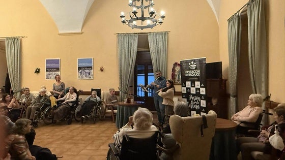 La Escuela Municipal de Música lleva la Navidad a los mayores