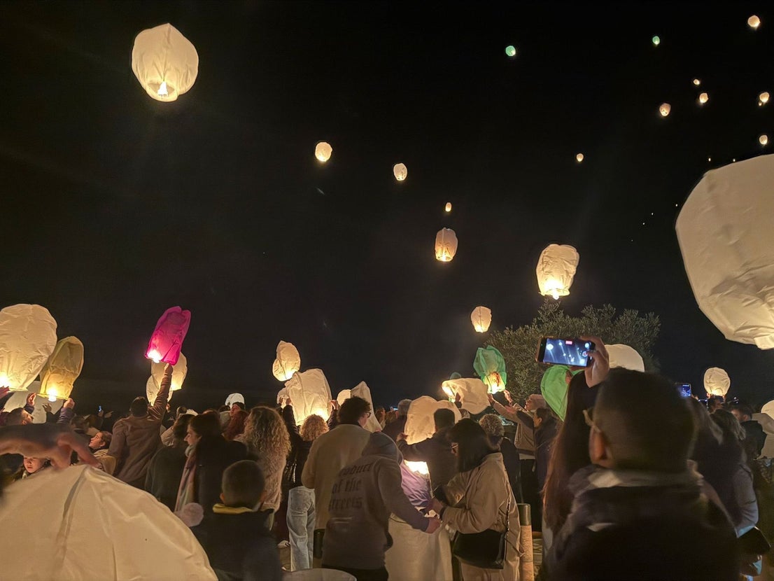 El cielo de Olivenza se llena de farolillos en su III Noche de los Deseos