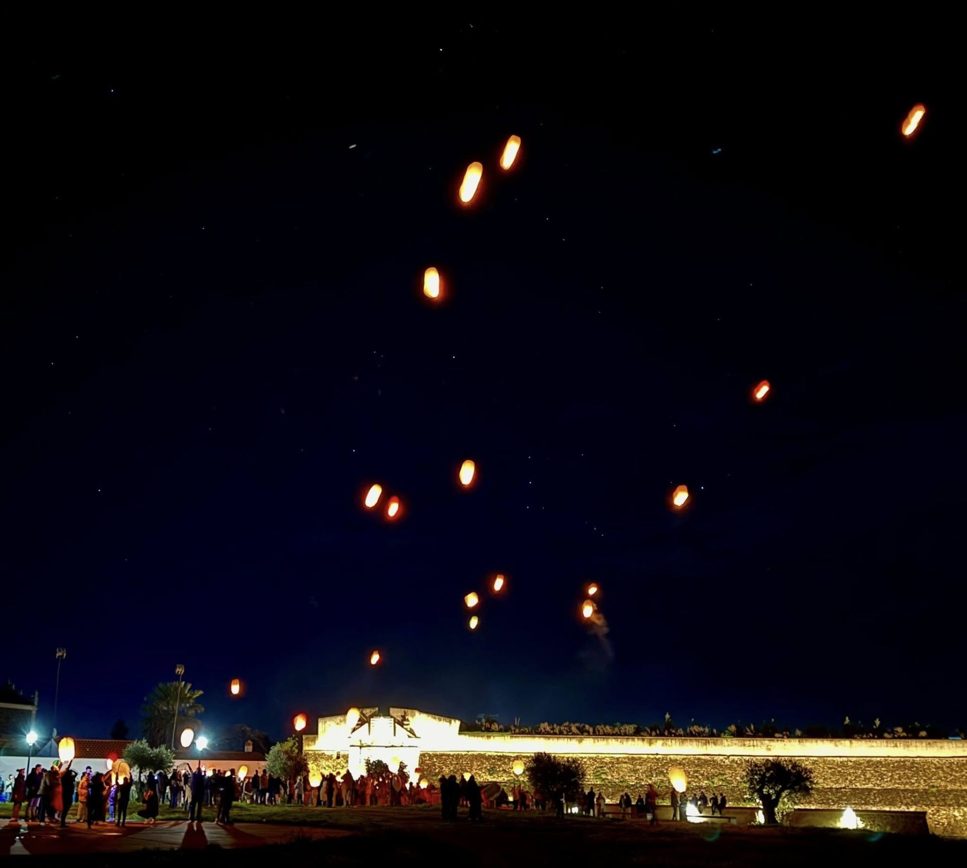 El cielo de Olivenza se llena de farolillos en su III Noche de los Deseos