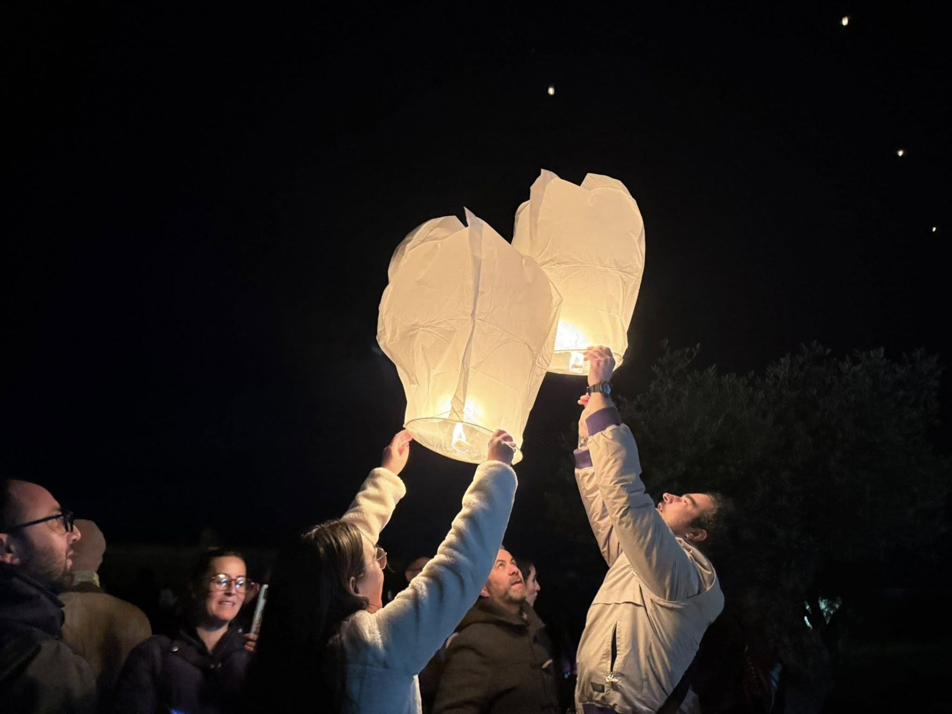 El cielo de Olivenza se llena de farolillos en su III Noche de los Deseos