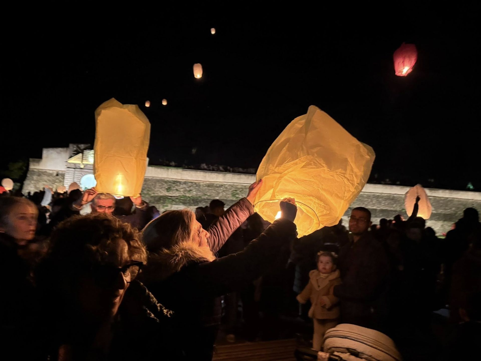 El cielo de Olivenza se llena de farolillos en su III Noche de los Deseos