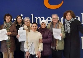 Las integrantes de la Junta DIrectiva de la asociación en la entrega del dinero.