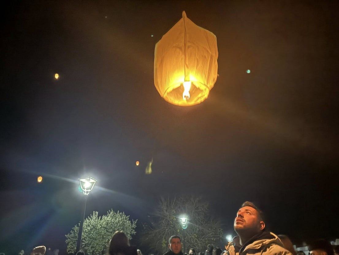 El cielo de Olivenza se llena de farolillos en su III Noche de los Deseos
