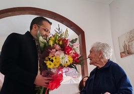 María recibió una felicitacion especial de manos del alcalde.