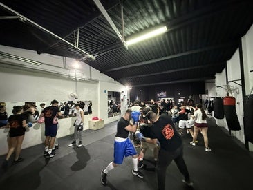 Más de 35 jóvenes se forman en la escuela de boxeo en Olivenza