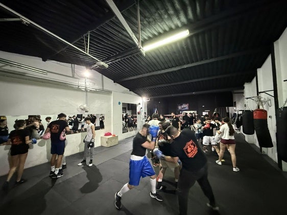Más de 35 jóvenes se forman en la escuela de boxeo en Olivenza