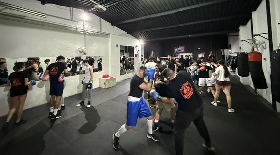 Más de 35 jóvenes se forman en la escuela de boxeo en Olivenza