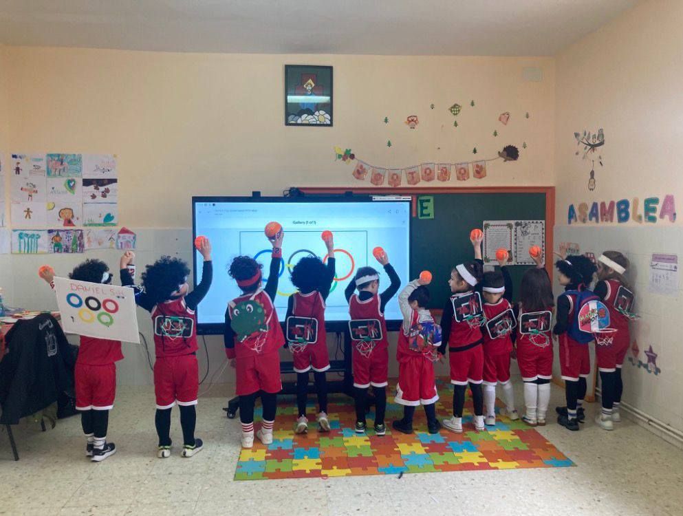 Los escolares llenaron de color y alegría las calles con sus desfiles de Carnaval