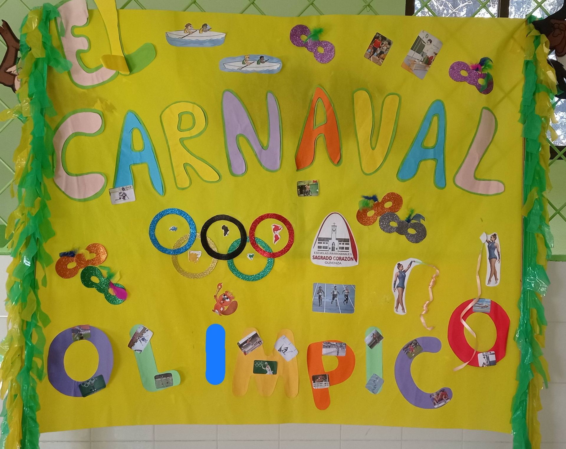 Los escolares llenaron de color y alegría las calles con sus desfiles de Carnaval