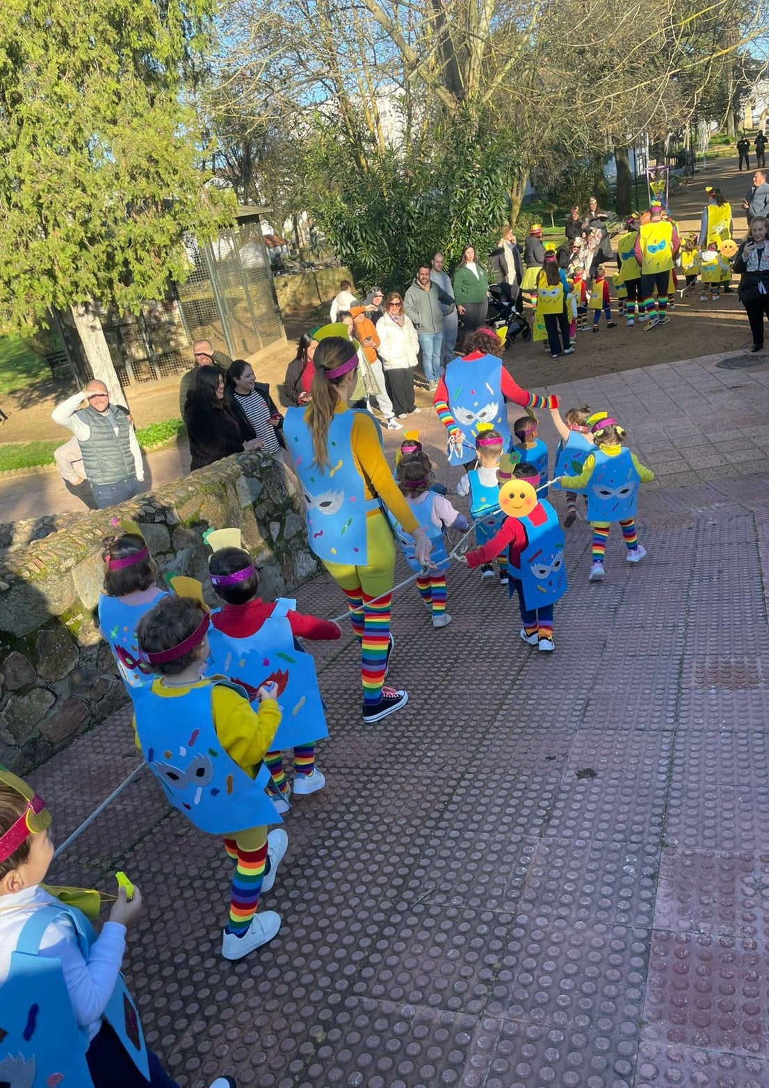Los escolares llenaron de color y alegría las calles con sus desfiles de Carnaval