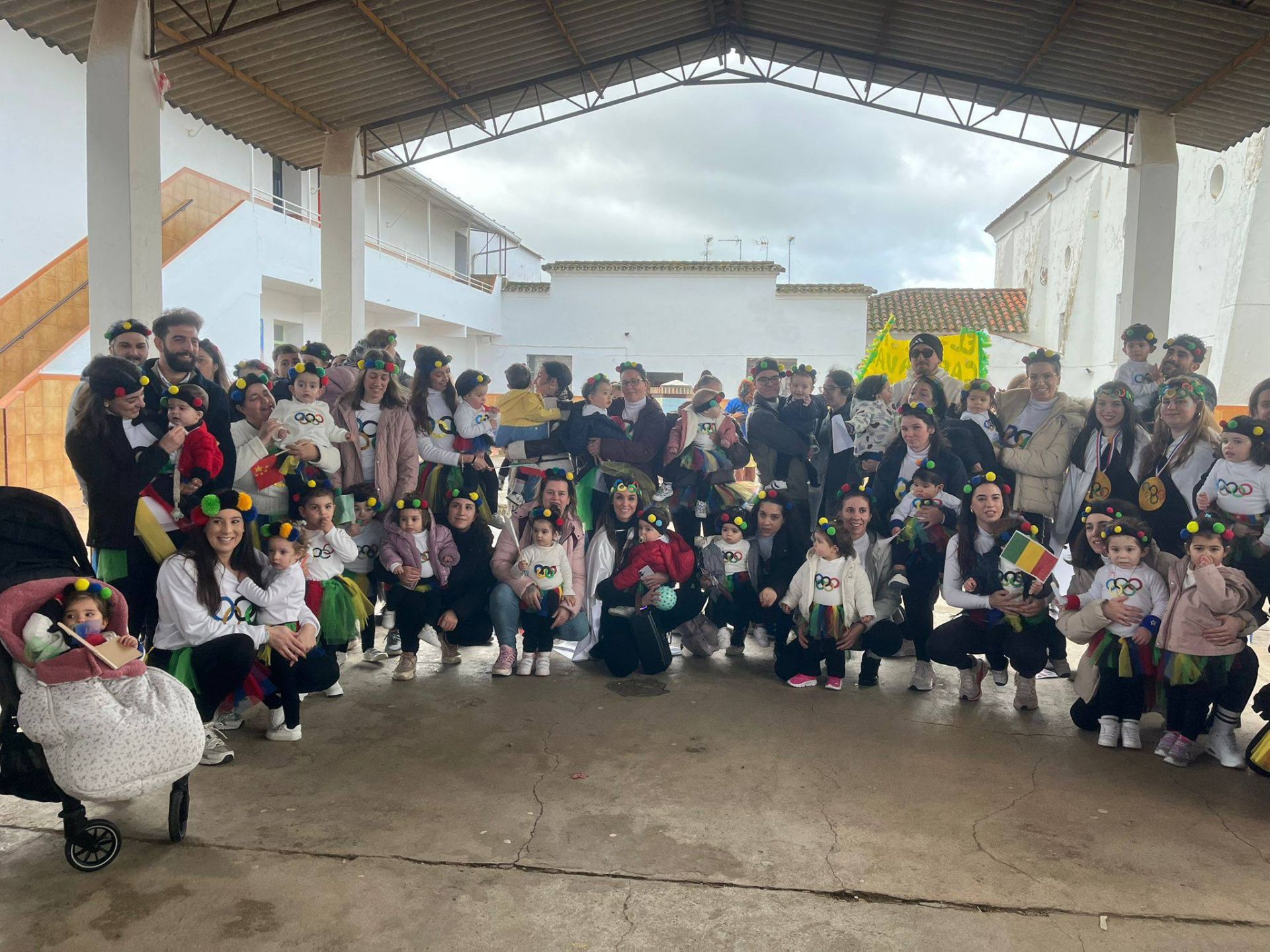 Los escolares llenaron de color y alegría las calles con sus desfiles de Carnaval