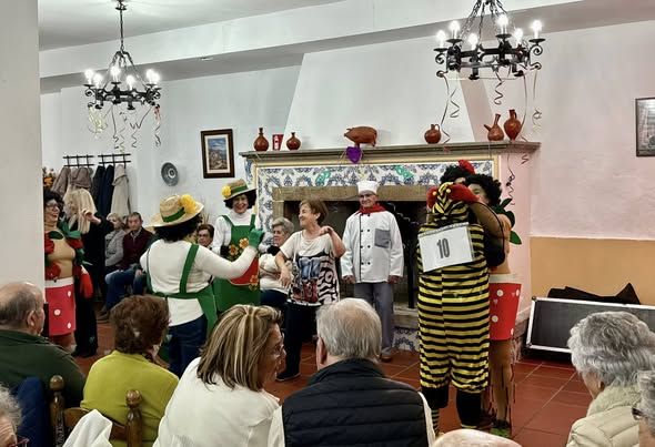 Los mayores vuelven a derrochar alegría y buen humor en su baile de disfraces