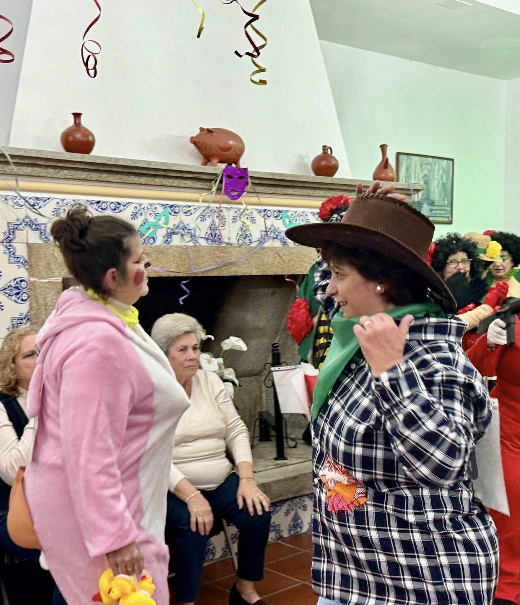 Los mayores vuelven a derrochar alegría y buen humor en su baile de disfraces