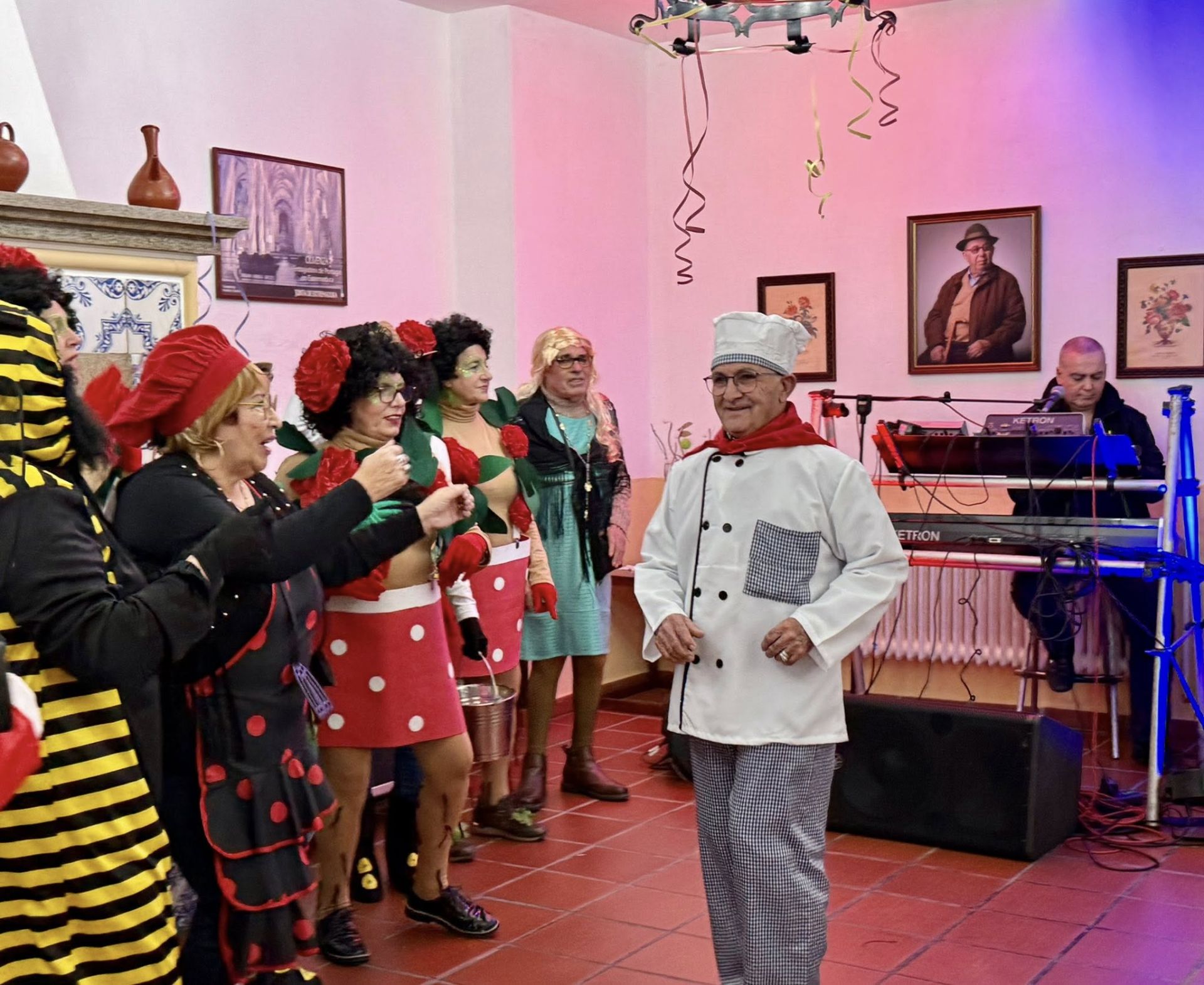 Los mayores vuelven a derrochar alegría y buen humor en su baile de disfraces