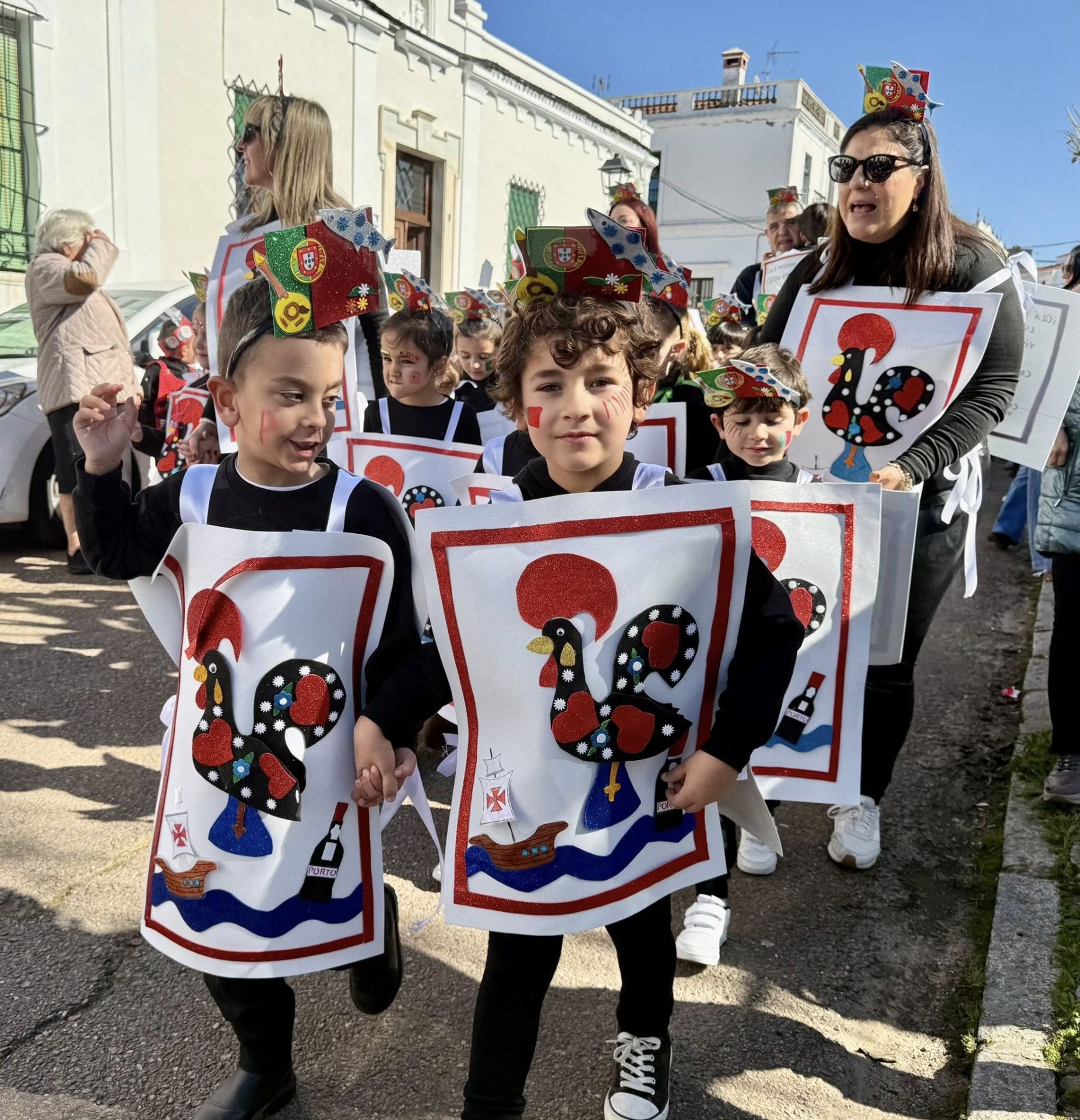 Los escolares llenaron de color y alegría las calles con sus desfiles de Carnaval