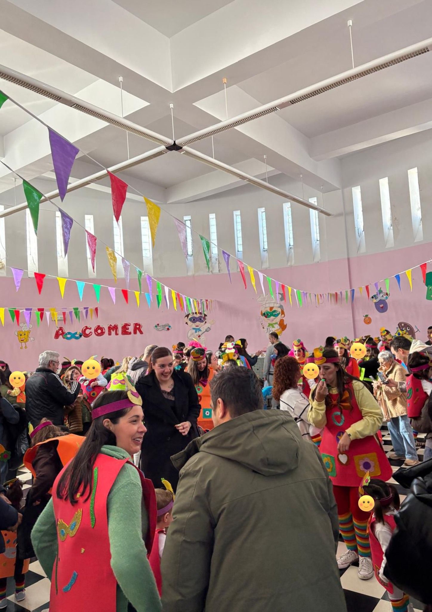 Los escolares llenaron de color y alegría las calles con sus desfiles de Carnaval