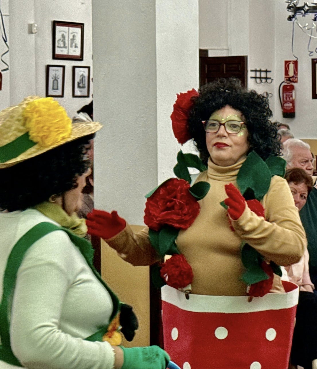 Los mayores vuelven a derrochar alegría y buen humor en su baile de disfraces
