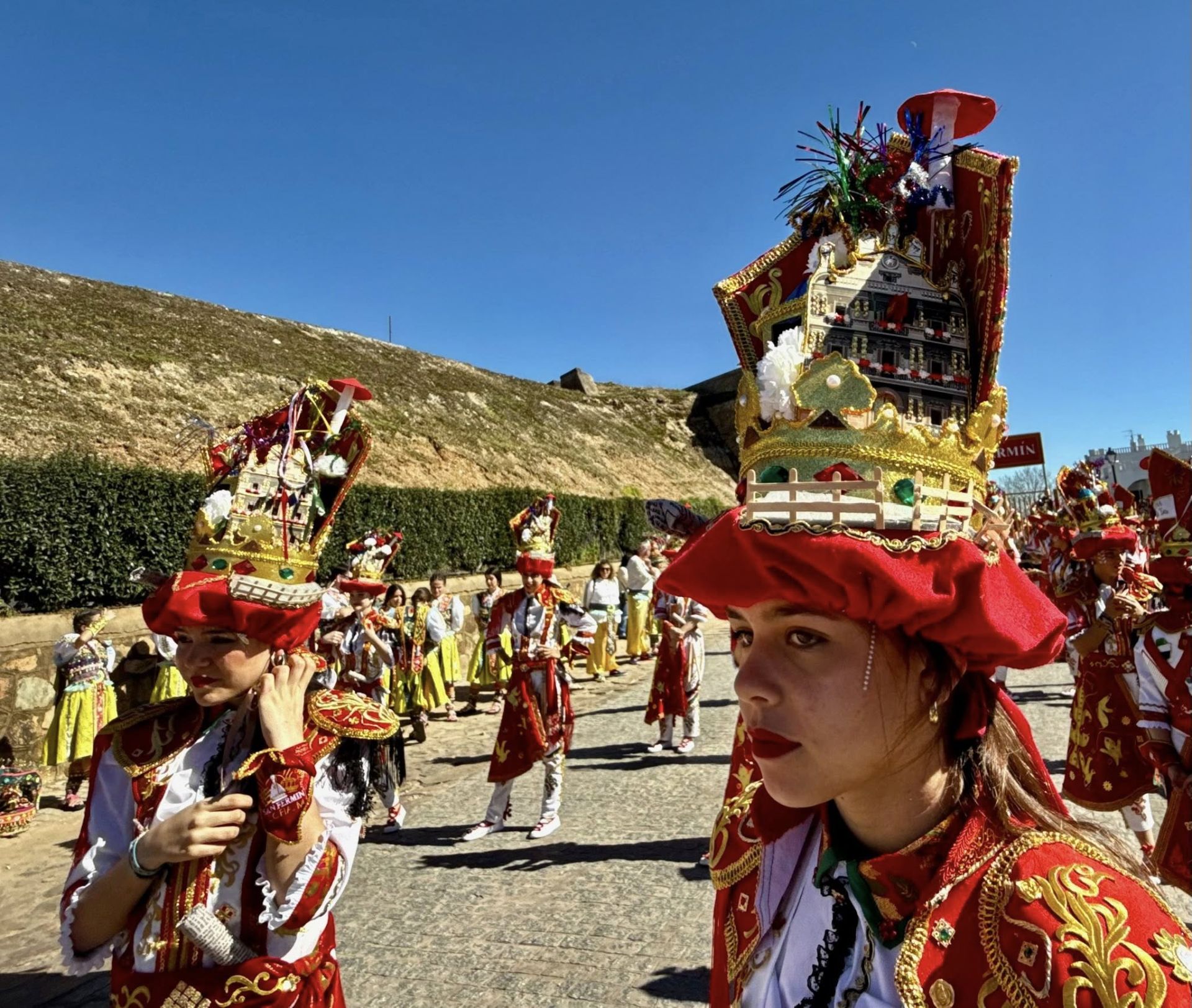 El gran desfile de comparsas llena de alegría y color las calles de Olivenza