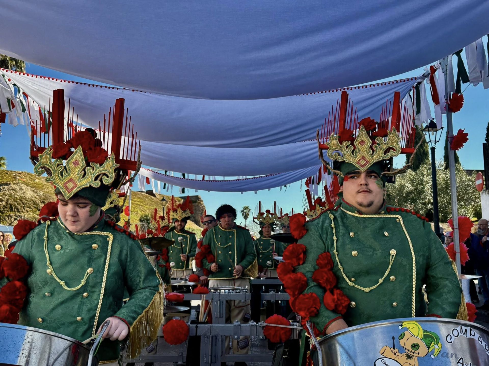 El gran desfile de comparsas llena de alegría y color las calles de Olivenza