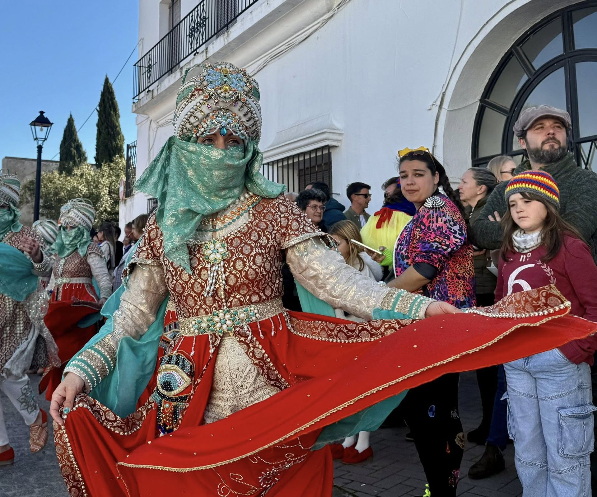 El gran desfile de comparsas llena de alegría y color las calles de Olivenza