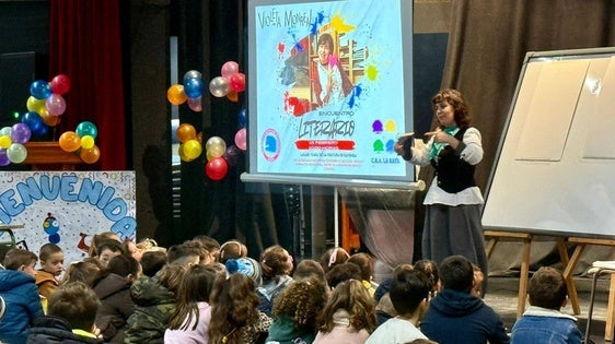 La ilustradora Violeta Monreal acerca el mundo de la creación al alumnado de las pedanías de Olivenza