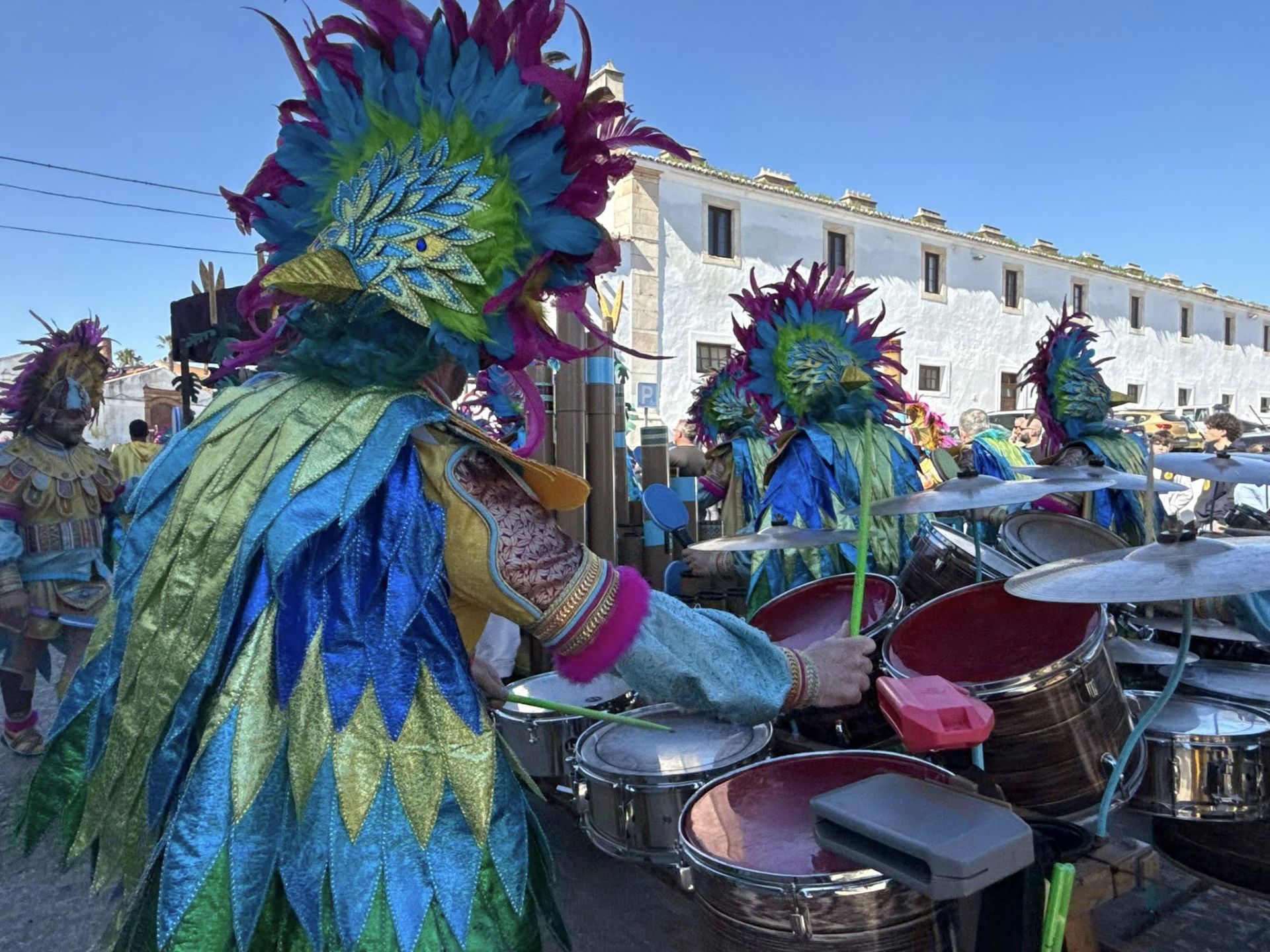 El gran desfile de comparsas llena de alegría y color las calles de Olivenza