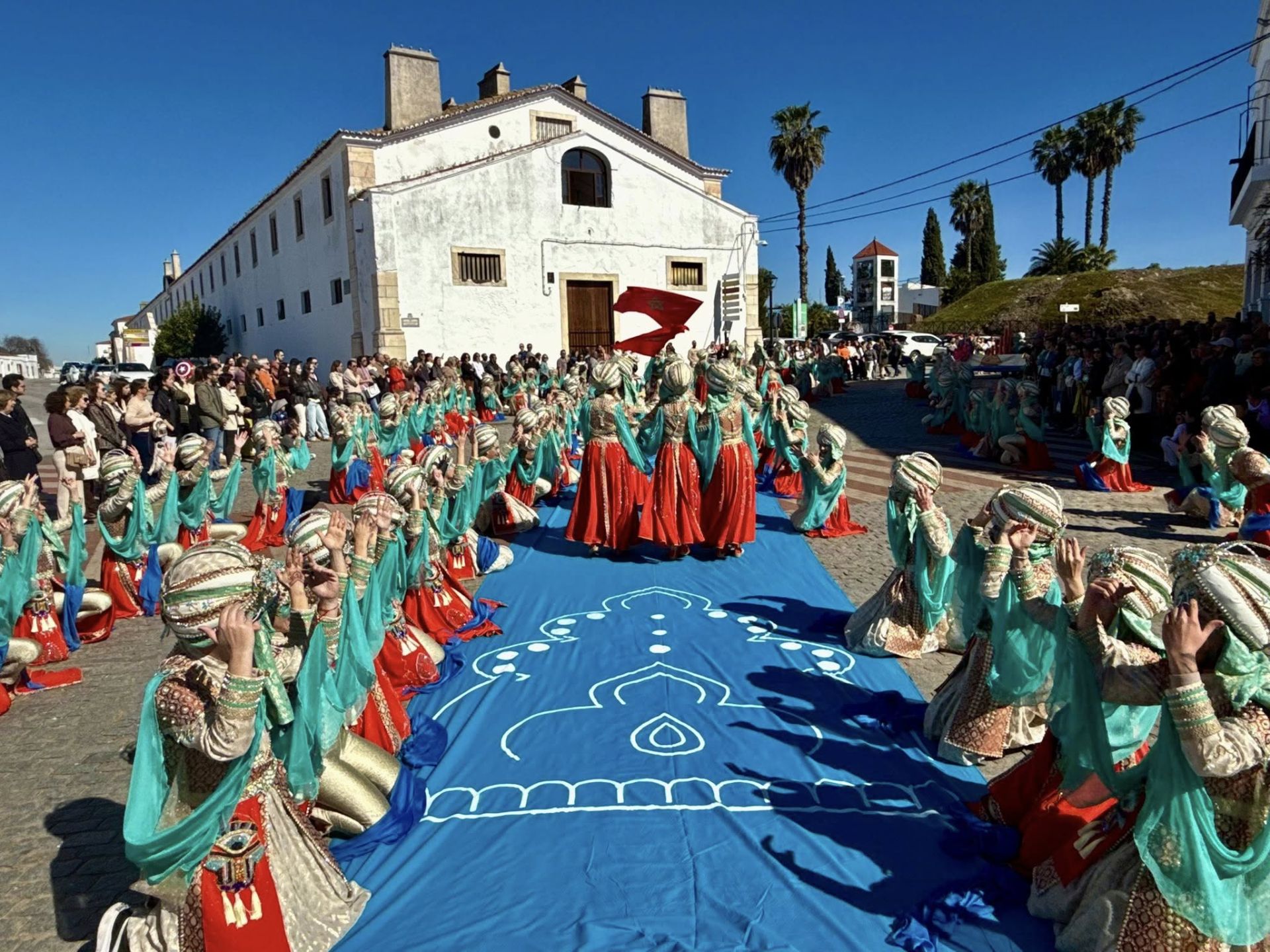 El gran desfile de comparsas llena de alegría y color las calles de Olivenza