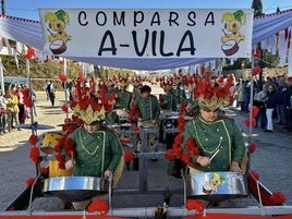 El gran desfile de comparsas llena de alegría y color las calles de Olivenza
