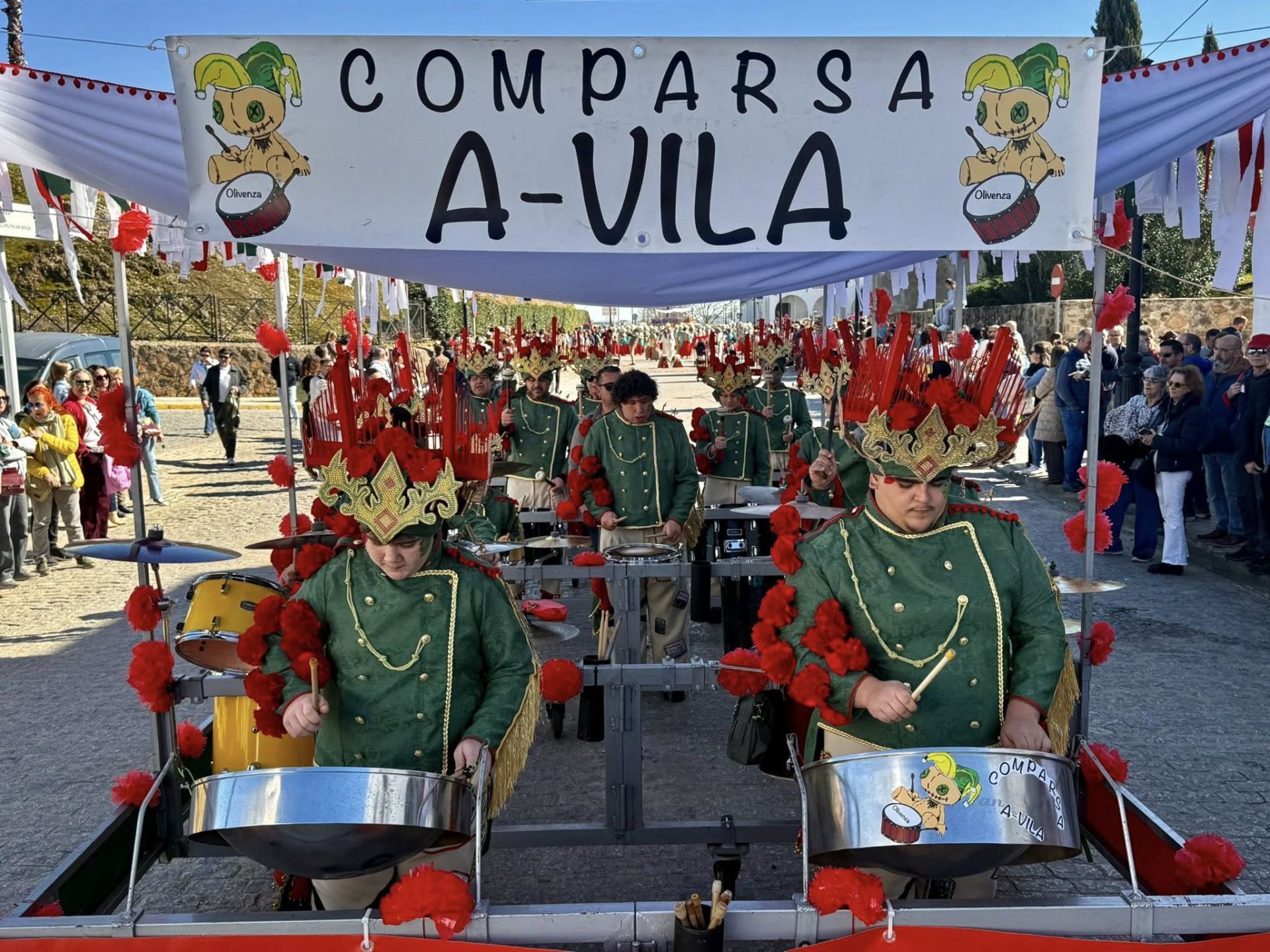 El gran desfile de comparsas llena de alegría y color las calles de Olivenza