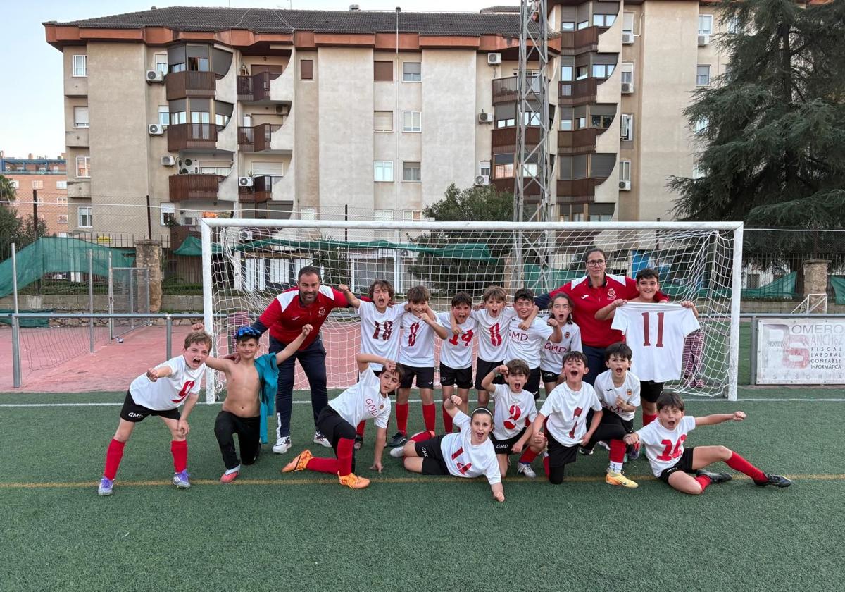 El equipo celebró con alegría su victoria.