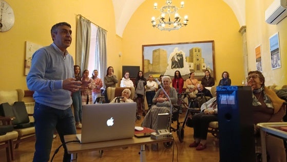 Los residentes de la Santa Casa de Misericordia disfrutan de una charla sobre la matanza tradicional