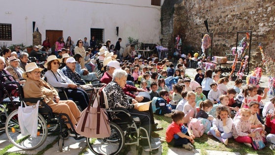 La inauguración de la muestra 'Conectando Generaciones' contó con una gran asistencia