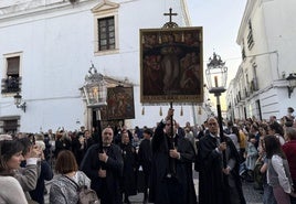 Los fieles realizan la Procesión de las Banderas con tres siglos de historia