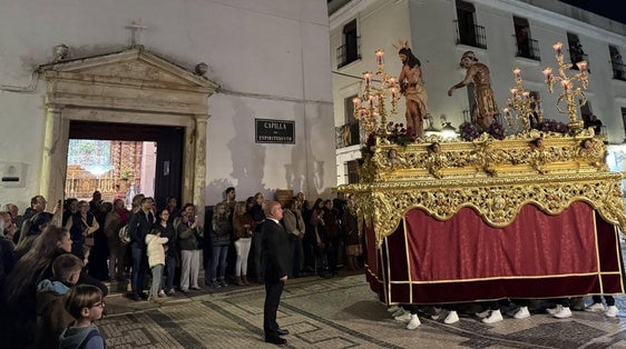 Fervor y silencio en la estación de penitencia de 'Los Coloraos'