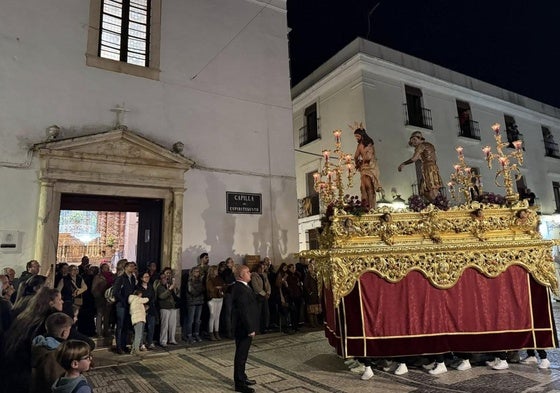Fervor y silencio en la estación de penitencia de 'Los Coloraos'