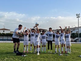 El GMD Olivenza logra un histórico doble campeonato en categoría prebenjamín