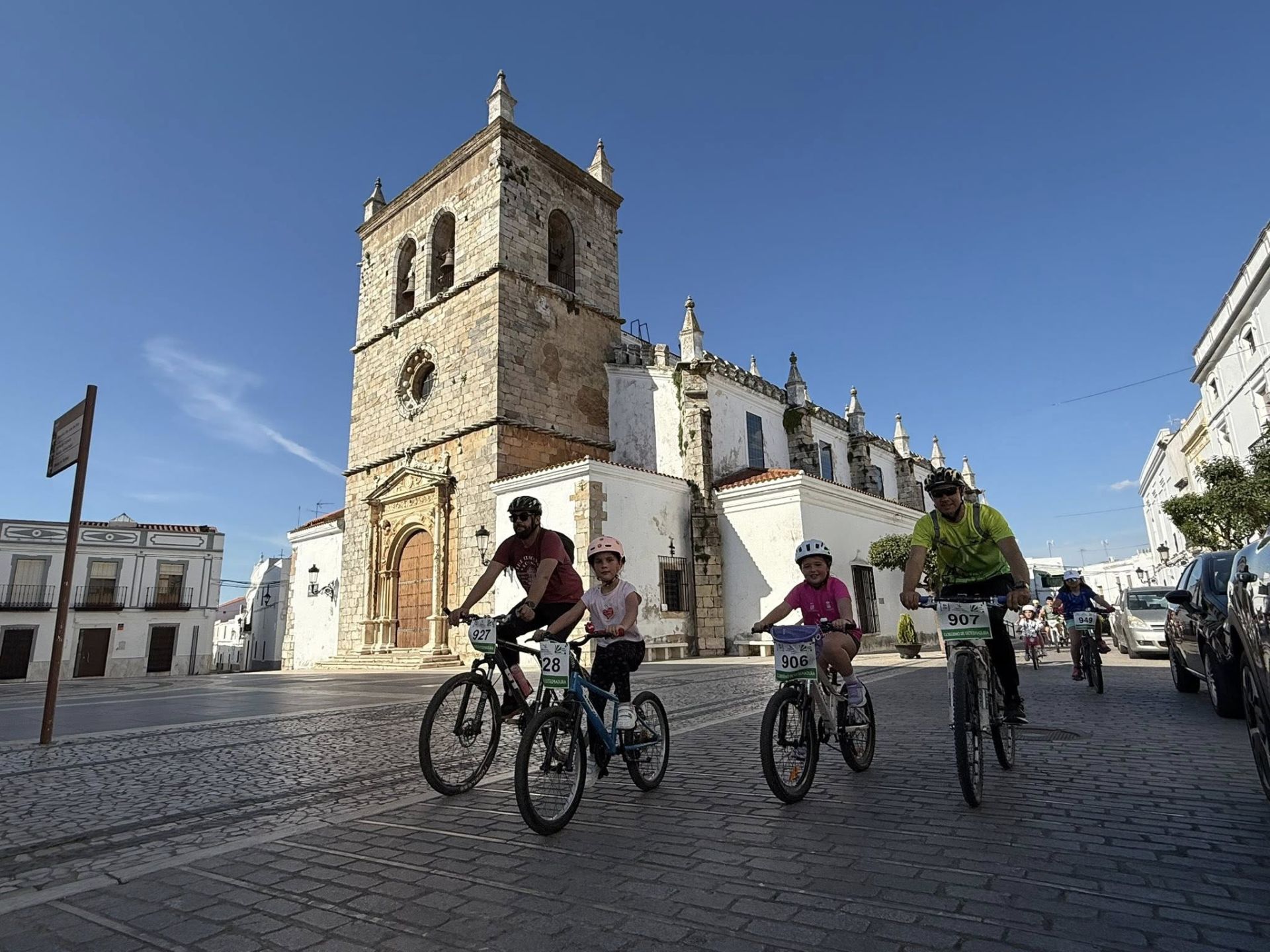 Olivenza se vuelca con el deporte y la convivencia en una jornada participativa en sus calles
