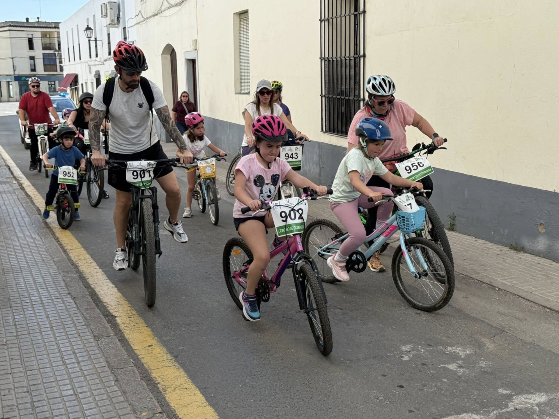 Olivenza se vuelca con el deporte y la convivencia en una jornada participativa en sus calles
