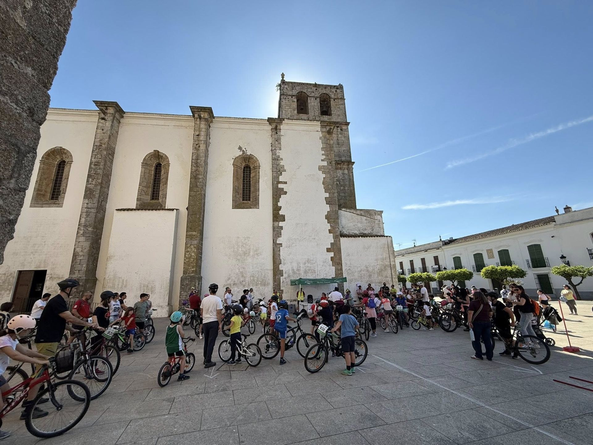 Olivenza se vuelca con el deporte y la convivencia en una jornada participativa en sus calles